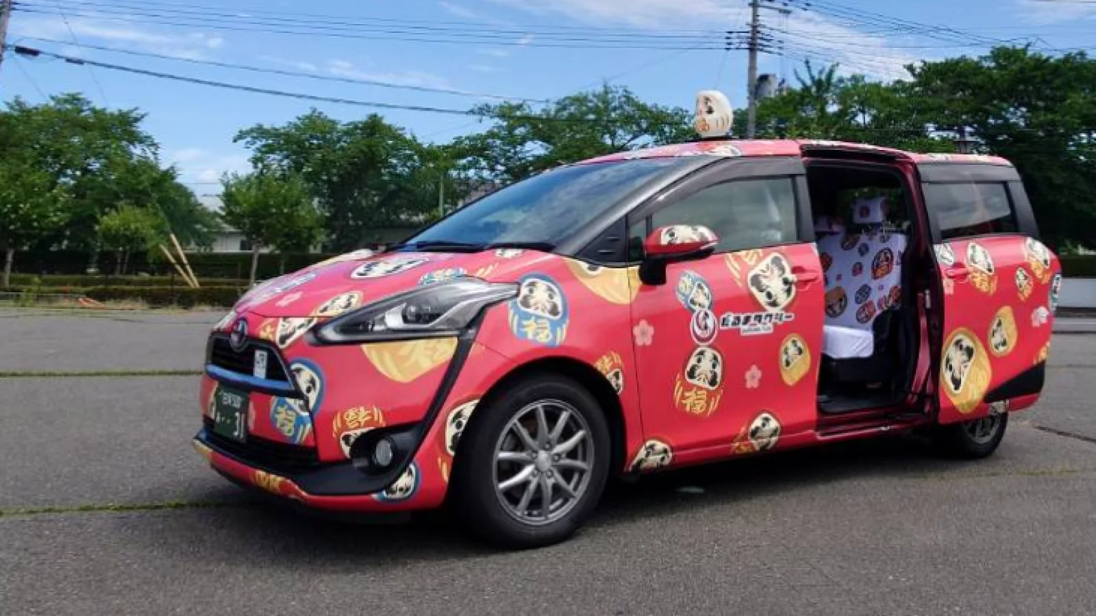 愛称「ふくるん」に決まっただるまラッピングタクシー